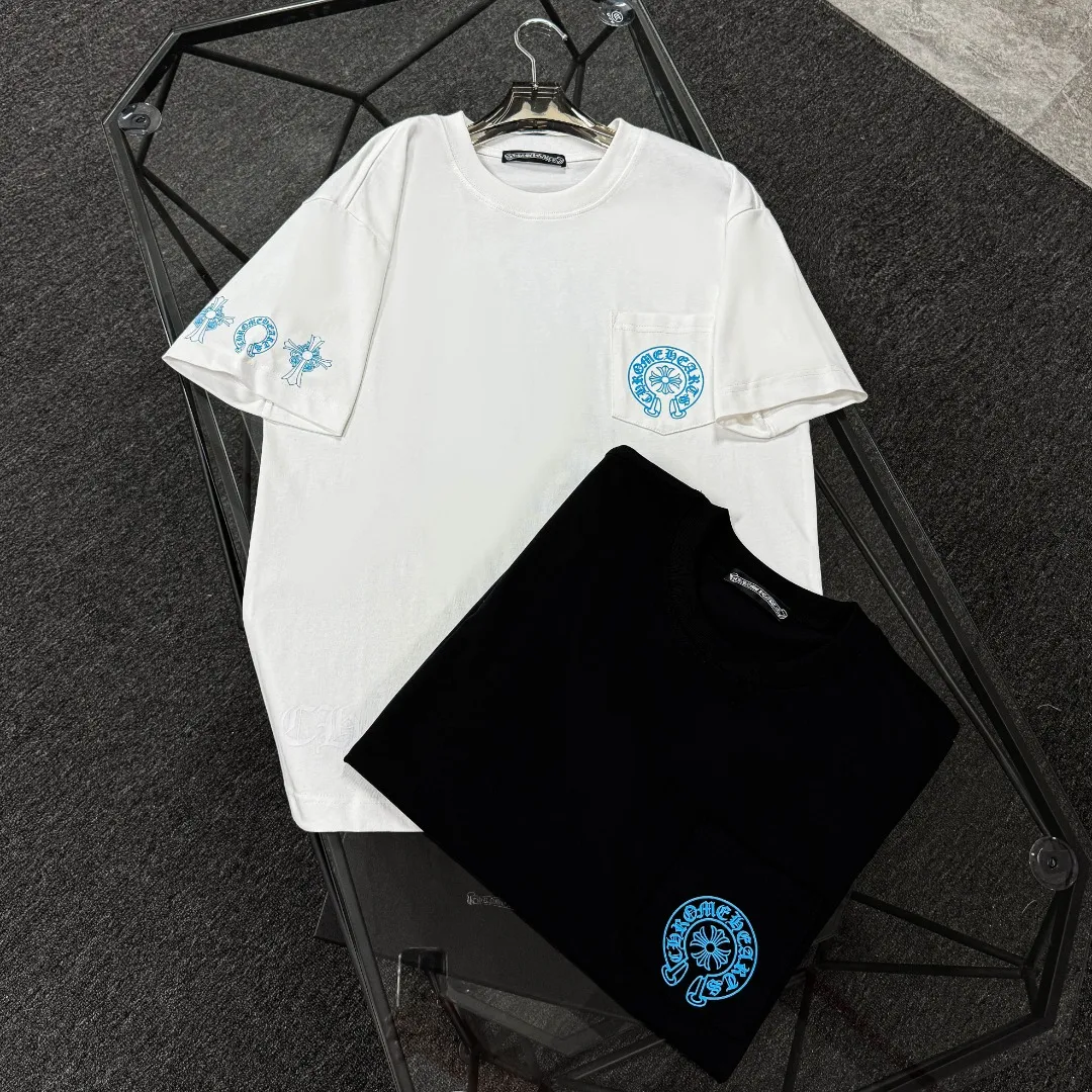 P170 Chrome Hearts 25 high-end versions. The fabric is made of 300 grams of high-density pure cotton. It does not deform or shrink. It has three labels. It is the same style for men and women. Technology: suede foaming + digital printing. Color: white, black. SIZE: S-XL.